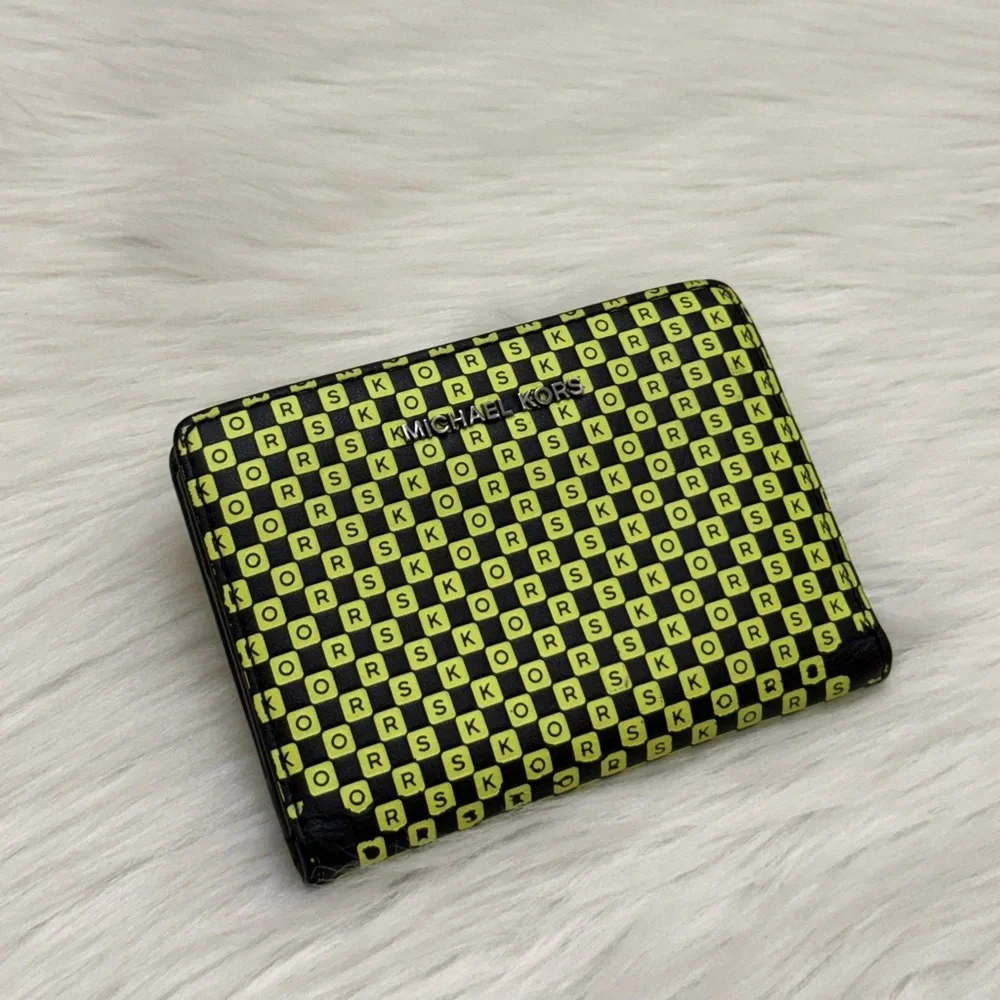 MICHAEL KORS - BLACK LIME GREEN LEATHER NYC TAXI JET SET BI-FOLD SNAP WALLET